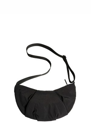Geantă neagră în formă de semilună, purtată pe umăr, cu curea reglabilă și detaliu din material adunat, pe fundal alb.