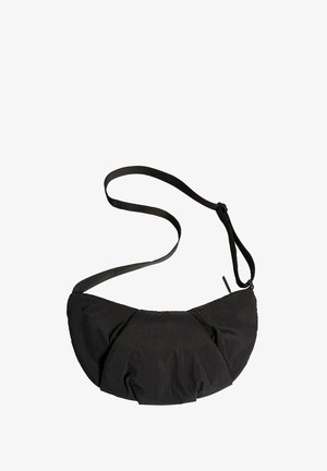 Zwart halve maanvormige crossbodytas met verstelbare riem en geplooide stofdetails tegen een witte achtergrond.