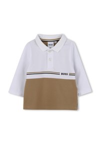 Poloshirt met lange mouwen, in wit en tan kleurvlakken, heeft een kraag, drie knopen en een horizontale streepdessin met het "BOSS" logo.