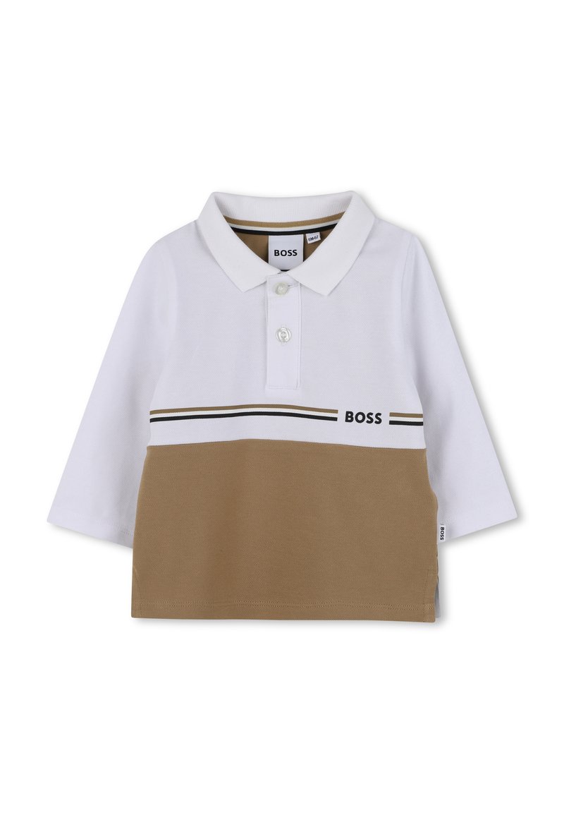 Poloshirt met lange mouwen, in wit en tan kleurvlakken, heeft een kraag, drie knopen en een horizontale streepdessin met het "BOSS" logo.