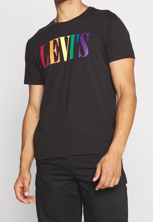 Czarny bawełniany t-shirt z wielokolorowym logo "LEVI'S" w literach czerwonym, pomarańczowym, żółtym, zielonym, niebieskim i fioletowym. Krótkie rękawy, okrągły dekolt.