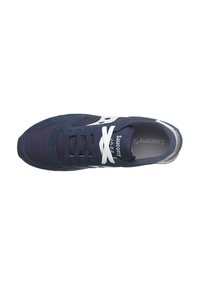 Scarpa sportiva blu navy con parte superiore in suede e mesh, logo e lacci bianchi, collare imbottito e suola texturizzata per aderenza.