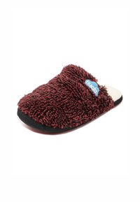 Zapatilla roja de felpa con una superficie texturizada, suela negra y marca azul. Diseño abierto que permite ponérsela fácilmente. Material suave y esponjoso.