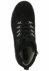 Bota de senderismo de ante negro con parte delantera con cordones, herrajes plateados, cuello acolchado y forro interior suave. Cuenta con una cremallera lateral para facilitar su uso.