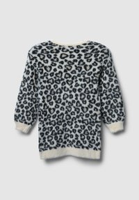 Pull en imprimé léopard avec une texture duveteuse, mettant en avant un col et des poignets crème. Le dos présente un motif de taches noires et grises sur un fond clair.