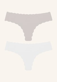 Stringi wykończone koronką w jasnoszarym i białym kolorze, z falistymi krawędziami i miękką, gładką fakturą.