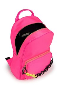 Mochila de imitación de cuero rosa con forma redondeada, dos compartimentos con cremallera y un bolsillo frontal que presenta una cadena negra y un acento trenzado amarillo.