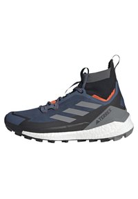 Blau- und grauer Sportschuh mit strukturiertem Obermaterial, drei grauen Streifen und einer weißen gepolsterten Sohle. Verfügt über einen schwarzen elastischen Kragen.