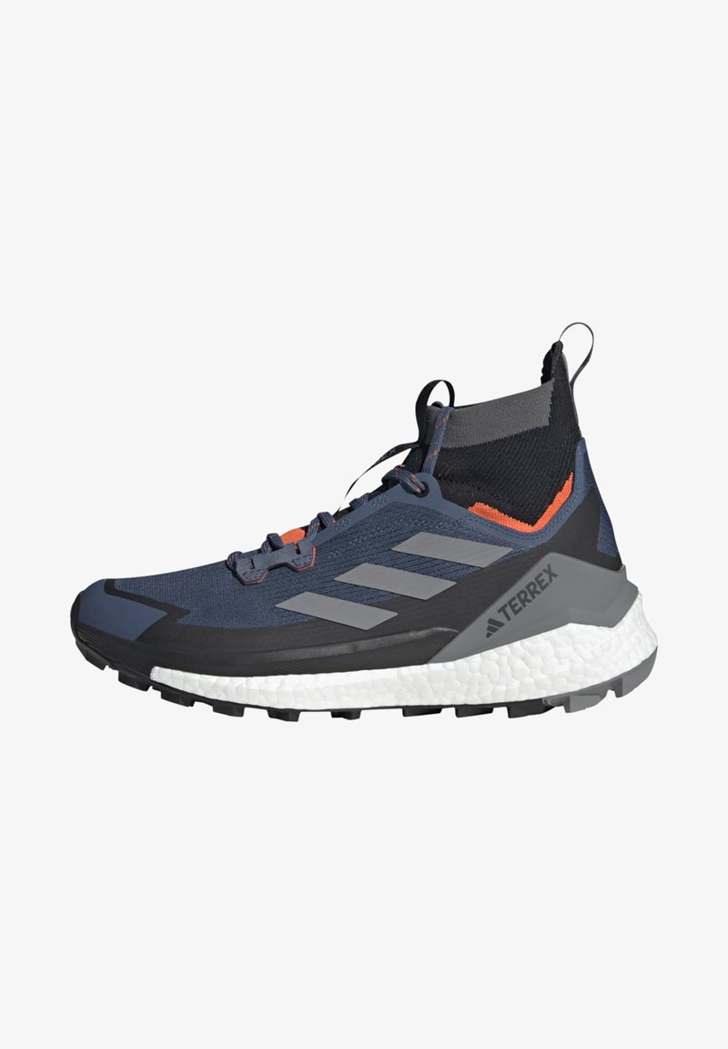 Blau- und grauer Sportschuh mit strukturiertem Obermaterial, drei grauen Streifen und einer weißen gepolsterten Sohle. Verfügt über einen schwarzen elastischen Kragen.