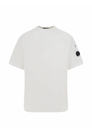 T-shirt bianca a maniche corte con scollo tondo e dettaglio con bottone nero rotondo sulla tasca della manica sinistra.