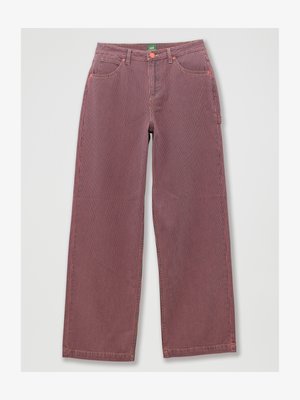 Røde og blå stripete vide bukser med høy midje, fem lommer og oransje søm. Har en grønn merkeetikett på livet.