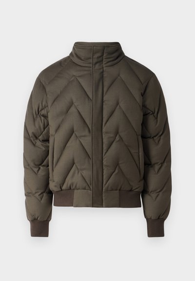 Olíva zöld, rövidített pufi dzseki bordázott mandzsettával és aljjal, cikkcakkos steppeléssel és magas gallérral. Sima textúrájú, könnyű.