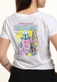 Star Wars STAR WARS: THE MANDALORIAN MANDO POP - Camiseta estampada - white