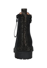 Stivali neri alla caviglia con un design texturizzato e scintillante. Presentano una suola robusta, un pratico inserto sul retro e una cerniera laterale per indossarli facilmente.