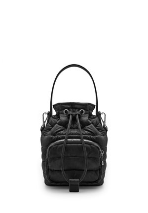 Piccola borsa a secchiello imbottita nera con tasca frontale con cerniera, chiusura con coulisse e manico singolo superiore su sfondo bianco.