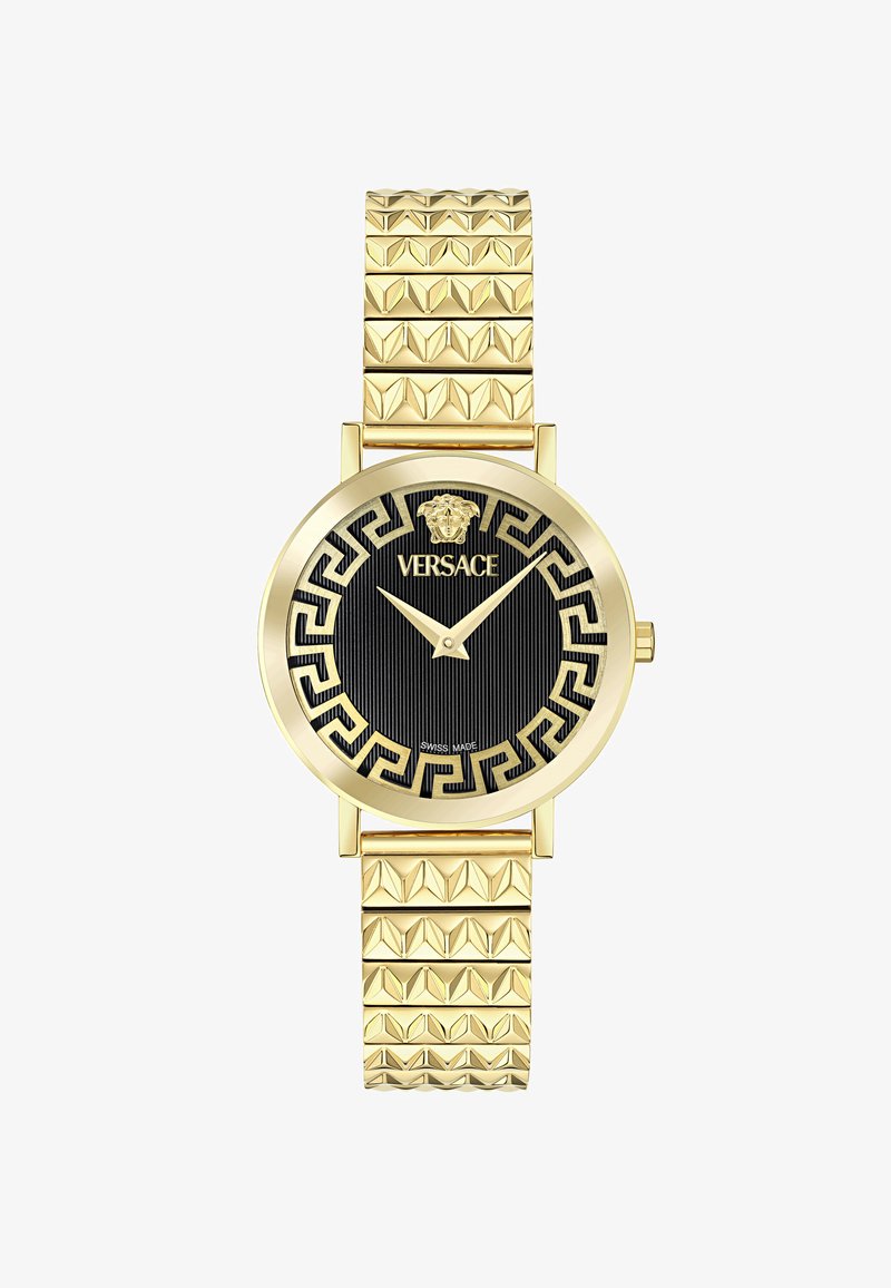 Aukso nerūdijančio plieno laikrodis su raštuotu juodu ciferblatu, geometriniais juodais akcentais ir tekstūruota auksine apyranke. Versace logotipas ant ciferblato.