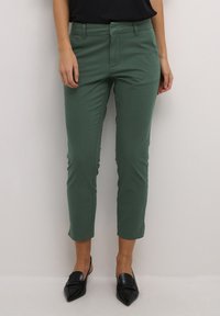 Zelené bavlněné chino kalhoty, slim fit, zkrácená délka, s předními kapsami, plochým předním dílem, poutky na pásek a hladkým povrchem.