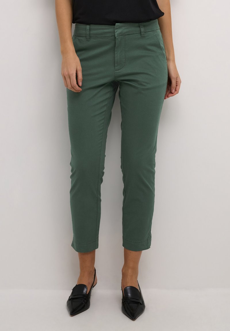 Zelené bavlněné chino kalhoty, slim fit, zkrácená délka, s předními kapsami, plochým předním dílem, poutky na pásek a hladkým povrchem.