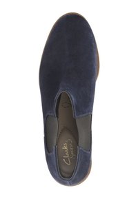 Marinblå mockaskor utan snörning med rund tå, elastiska sidopaneler och en tanfärgad gummisula. Har en texturerad inredningsfoder.