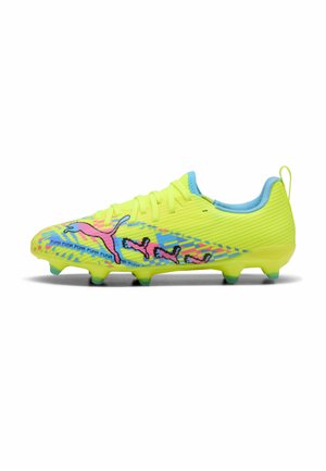 Scarpetta da calcio giallo brillante con fodera interna blu, logo Puma rosa neon e design pixelato multicolore sul lato.