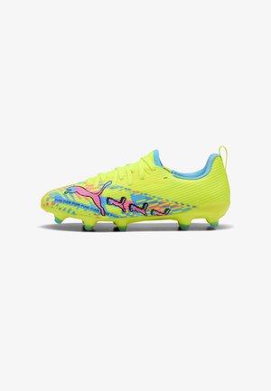 Scarpetta da calcio giallo brillante con fodera interna blu, logo Puma rosa neon e design pixelato multicolore sul lato.