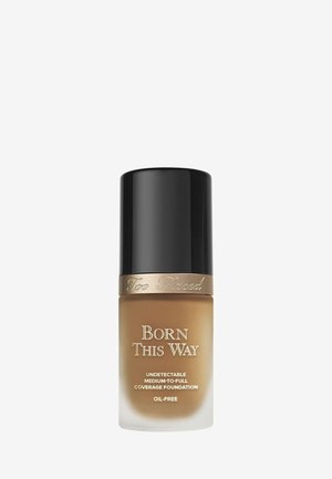 Too Faced Born This Way Foundation in einer frostigen Glasflasche mit schwarzem Deckel, mit goldener Schrift, ölfrei, mittlere bis vollständige Deckkraft.