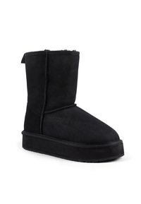 Czarne zamszowe botki sięgające kostki z okrągłym noskiem, miękką podszewką wewnętrzną i płaską gumową podeszwą. Posiadają krótki, lekko teksturowany cholewkę.