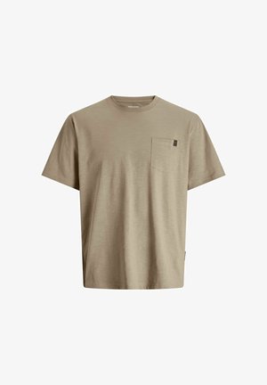 Īsām piedurknēm bēša T-krekls ar apaļu kakla izgriezumu, kreisajā krūtīs kabata un nemanāma auduma tekstūra, attēlots uz vienmērīgas baltas fona.