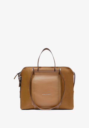 Braune Leder-Aktentasche mit zwei Griffen, Fronttasche und silbernem Reißverschluss, mit einem kleinen silbernen Logo auf der Fronttasche.