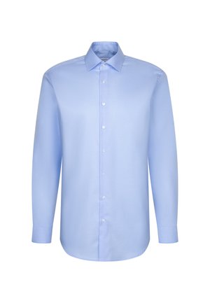 Chemise habillée pour hommes à manches longues, couleur bleu clair, avec boutons à l'avant et col classique sur fond blanc.