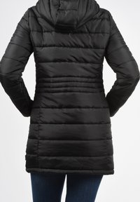 Schwarze Puffjacke mit horizontalen Nähten, Kapuze und taillierter Passform. Das Material ist glänzend und gesteppt für Isolierung.