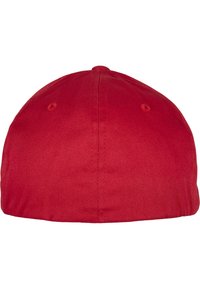 Căciulă de baseball roșie văzută din spate. Fabricată dintr-un material texturat cu o cusătură curbată și cu orificii de ventilație în partea de sus.