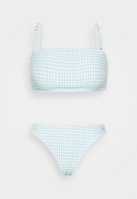Conjunto de bikini em padrão xadrez azul e branco, apresentando um top bandeau com alças ajustáveis e uma parte de baixo de cintura alta a condizer. Tecido leve.