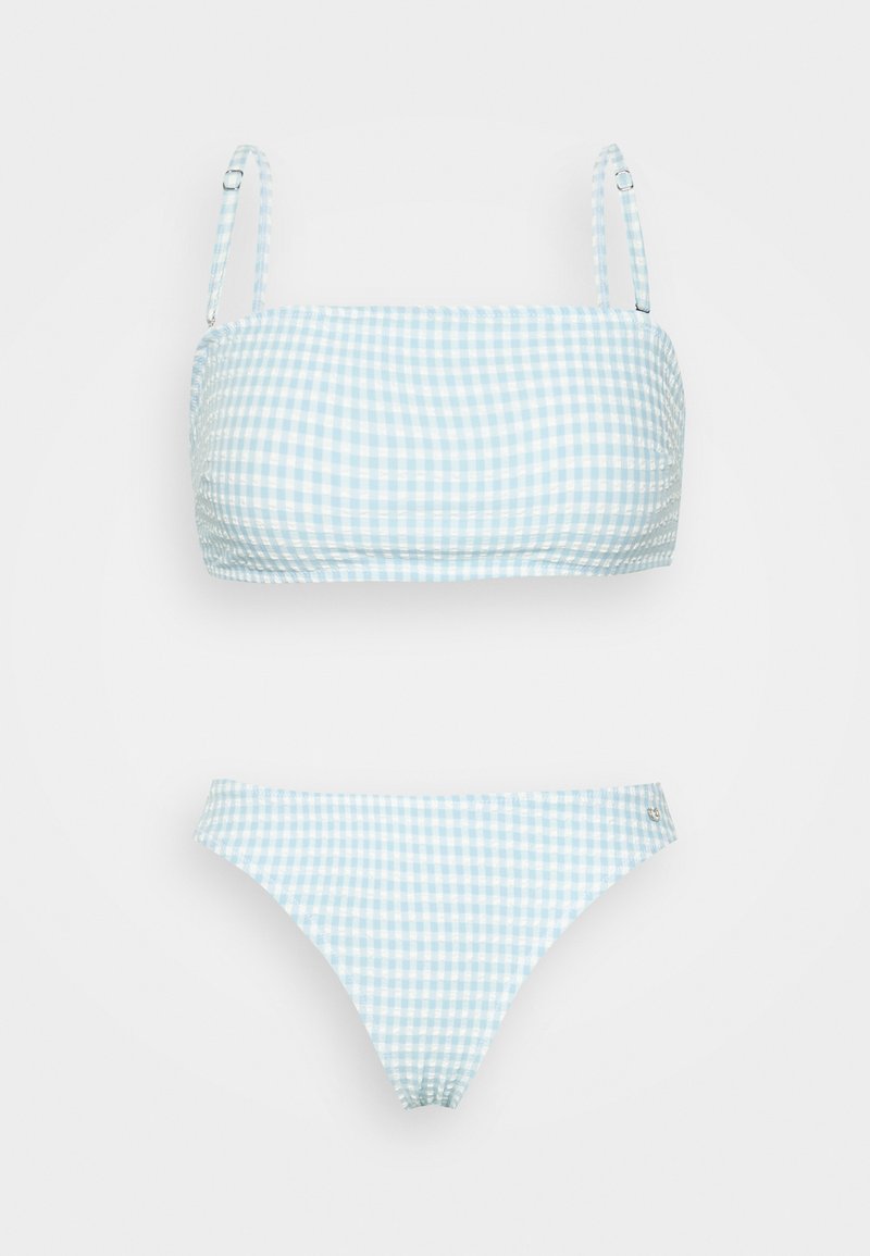 Conjunto de bikini em padrão xadrez azul e branco, apresentando um top bandeau com alças ajustáveis e uma parte de baixo de cintura alta a condizer. Tecido leve.