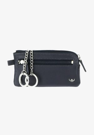 Pochette à clés en cuir noir avec poche zippée à l'avant, deux anneaux porte-clés argentés sur chaîne, et un petit logo argenté dans le coin inférieur droit.