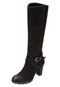 Botte noire jusqu'au genou en suédine, présentant un bout rond, un talon empilé effilé et une sangle décorative avec une boucle en métal.