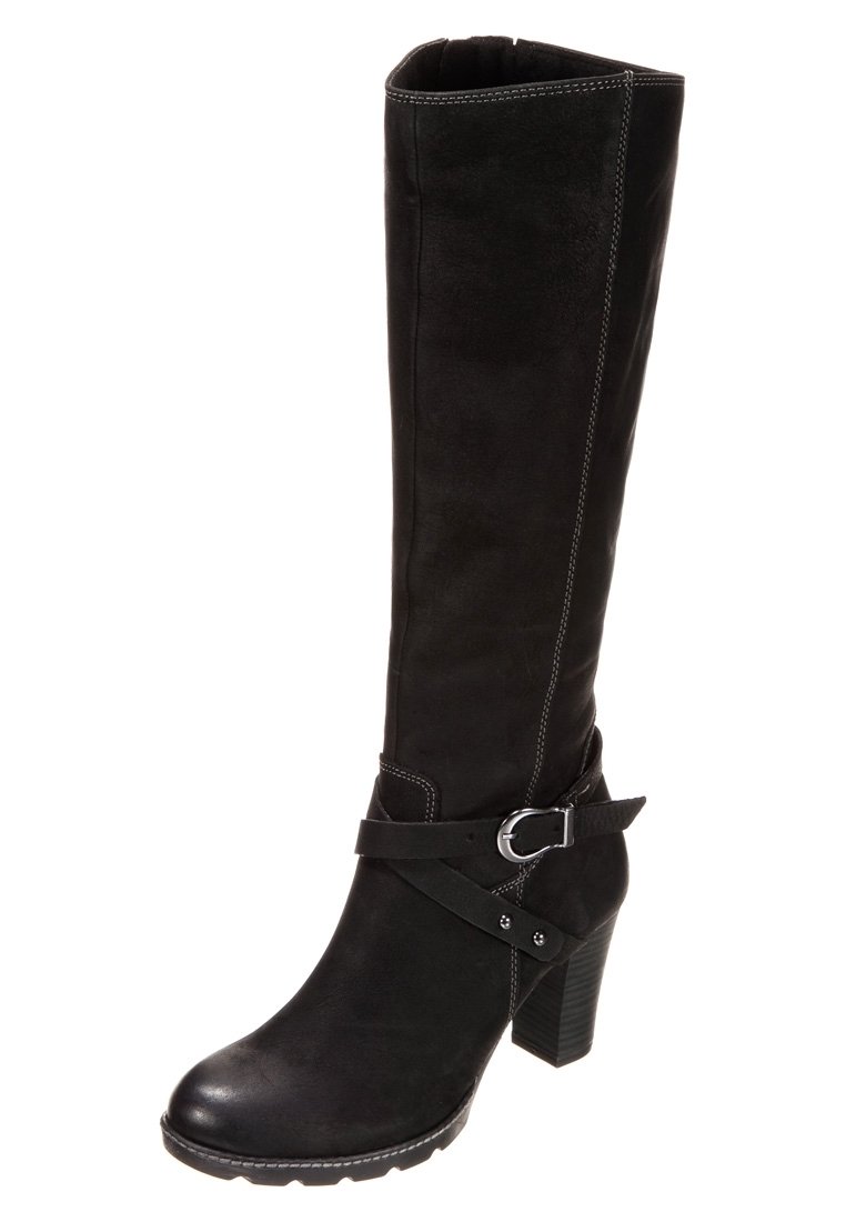 Botte noire jusqu'au genou en suédine, présentant un bout rond, un talon empilé effilé et une sangle décorative avec une boucle en métal.