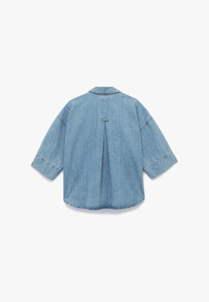 Koszula dżinsowa w jasnoniebieskim kolorze, luźny krój, oversize'owe rękawy, detal w postaci zakładki z tyłu oraz przeszycie wzdłuż kołnierza i mankietów.