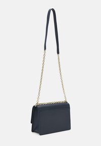 Borsa a tracolla in finta pelle blu navy con forma rettangolare, catena dorata e design elegante. Presenta una patta frontale e nessun motivo visibile.