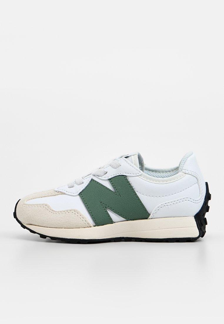 Baskets en cuir blanc avec des accents verts, présentant un logo en relief, un embout en suède et une semelle en caoutchouc noir texturé.