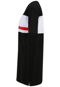 Chemise à manches courtes noir et blanc avec une rayure horizontale rouge. Tissu en coton, coupe décontractée, avec des panneaux de couleur contrastante.