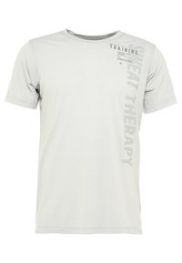 Ljusgrå t-shirt med kort ärm och rund hals, tillverkad av mjukt tyg. Har tryckt text på framsidan i mörkare grått med en ren design.