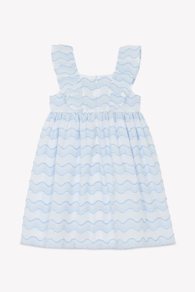 Φόρεμα ανοιχτού μπλε με βολάν στους ιμάντες των ώμων, με κυματιστό μοτίβο σε πιο σκούρο μπλε, σούρα στη μέση και φερμουάρ στο πίσω μέρος.