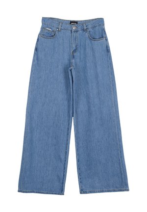 Jean bleu à jambes larges avec bouton et fermeture éclair à l’avant, passants de ceinture et design cinq poches, posé à plat sur fond blanc.