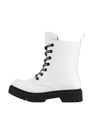 Biały skórzany but wojskowy z czarną masywną podeszwą i czarnymi sznurowadłami z logo "DeeZee", widok z boku na białym tle.