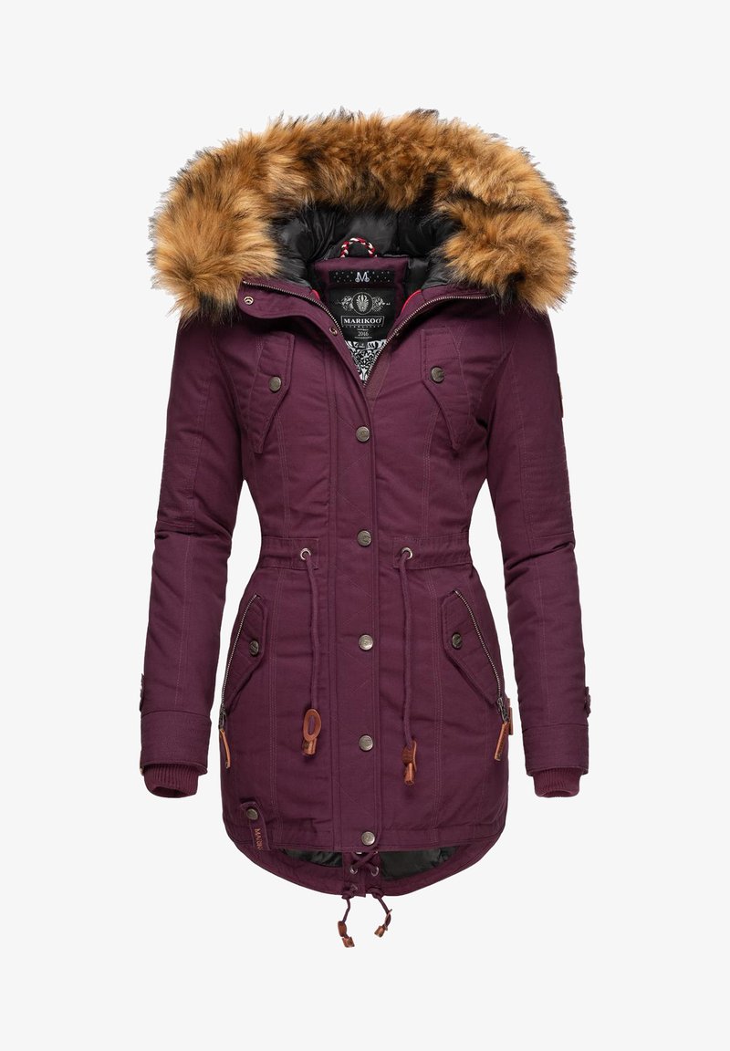 Violetinė lauko striukė su dirbtinio kailio kapisonu, suveržimo juosta talijoje ir priekinių kišenių. Ji turi žalvarinius detalių akcentus ir pataliukų tekstūrą.