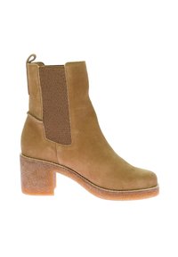 Botín de ante marrón con tacón grueso, paneles laterales de malla y diseño de puntera redonda. Suela de goma para tracción y durabilidad.