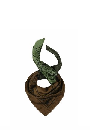 Grünes und braunes Seiden-Bandana mit schwarzen Paisley-Mustern, locker gefaltet mit einem Ende verdreht und angehoben.