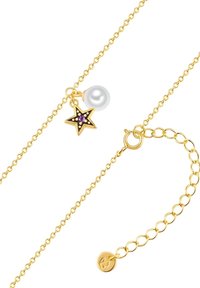 Zelta toņa kaklarota ar zvaigznes piekariņu, kas rotāts ar violetiem akmeņiem un pērli. Ķēdes dizains ar omāra aizdari un regulējamu garumu.