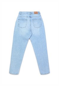 Jean en denim bleu clair avec un design classique à cinq poches, des jambes droites et une patch en cuir au dos de la ceinture.